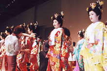 花嫁着付け競技風景の写真